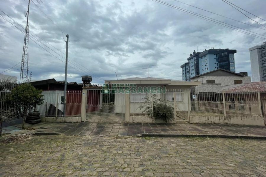 Casa Mobiliada com 130m², 3 dormitórios, 2 vagas, no bairro Panazzolo em Caxias do Sul para Comprar
