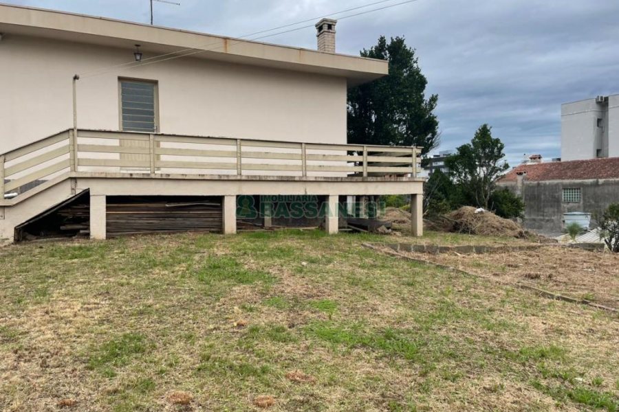 Casa Mobiliada com 130m², 3 dormitórios, 2 vagas, no bairro Panazzolo em Caxias do Sul para Comprar