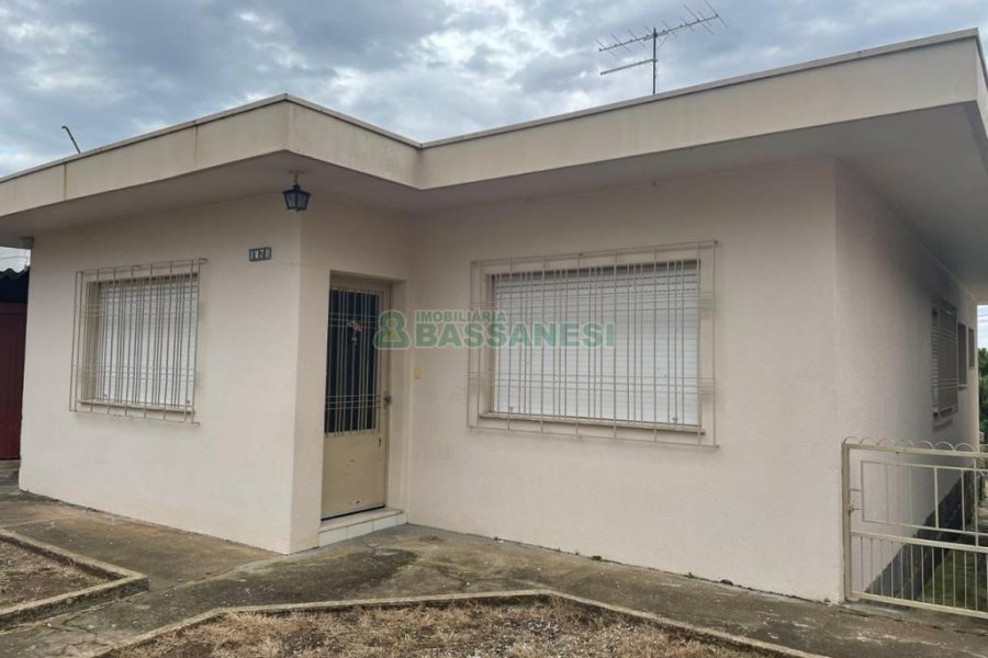 Casa Mobiliada com 130m², 3 dormitórios, 2 vagas, no bairro Panazzolo em Caxias do Sul para Comprar