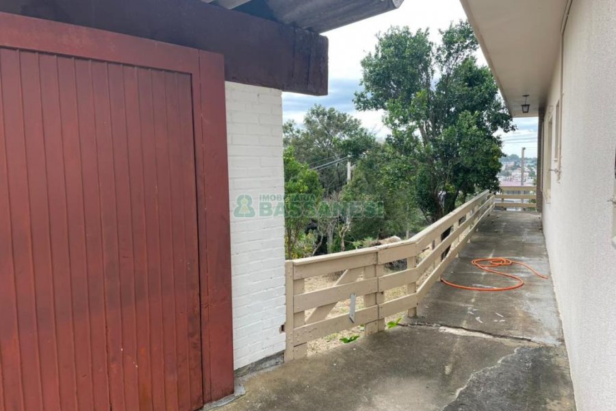 Casa Mobiliada com 130m², 3 dormitórios, 2 vagas, no bairro Panazzolo em Caxias do Sul para Comprar