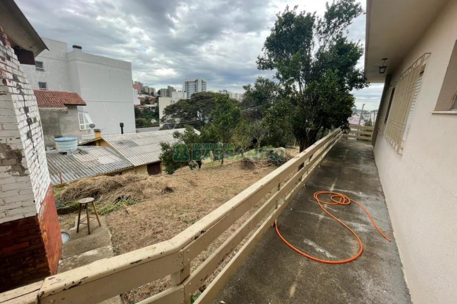 Casa Mobiliada com 130m², 3 dormitórios, 2 vagas, no bairro Panazzolo em Caxias do Sul para Comprar