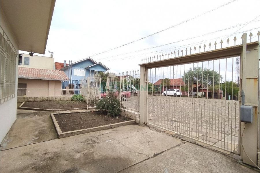 Casa Mobiliada com 130m², 3 dormitórios, 2 vagas, no bairro Panazzolo em Caxias do Sul para Comprar