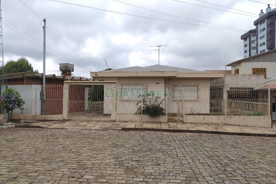 Casa Mobiliada com 130m², 3 dormitórios, 2 vagas, no bairro Panazzolo em Caxias do Sul para Comprar