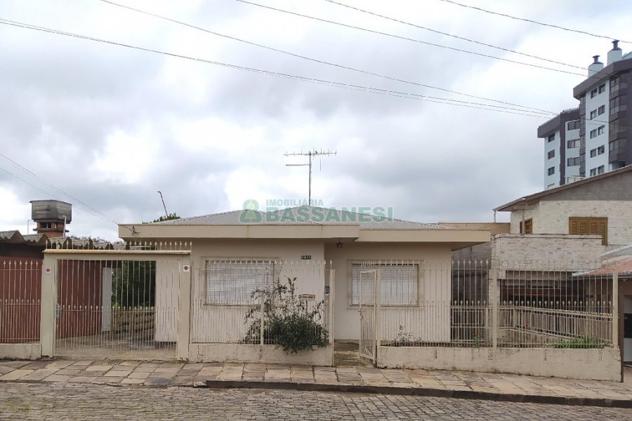 Casa Mobiliada com 130m², 3 dormitórios, 2 vagas, no bairro Panazzolo em Caxias do Sul para Comprar