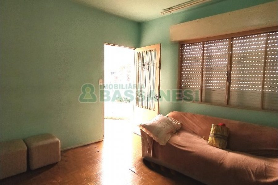 Casa Mobiliada com 130m², 3 dormitórios, 2 vagas, no bairro Panazzolo em Caxias do Sul para Comprar