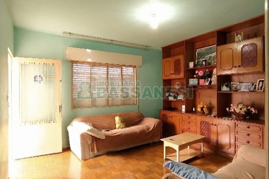Casa Mobiliada com 130m², 3 dormitórios, 2 vagas, no bairro Panazzolo em Caxias do Sul para Comprar
