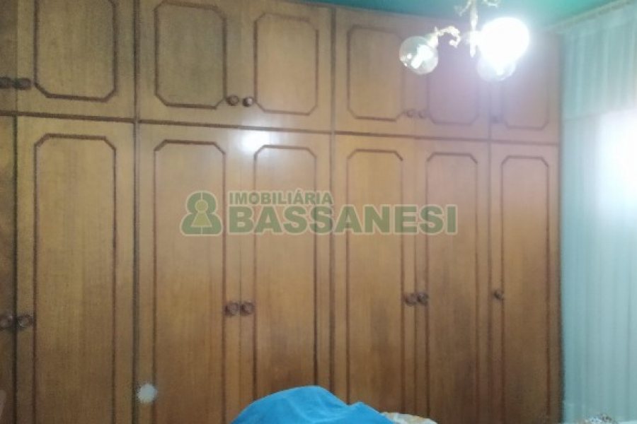 Casa Mobiliada com 130m², 3 dormitórios, 2 vagas, no bairro Panazzolo em Caxias do Sul para Comprar