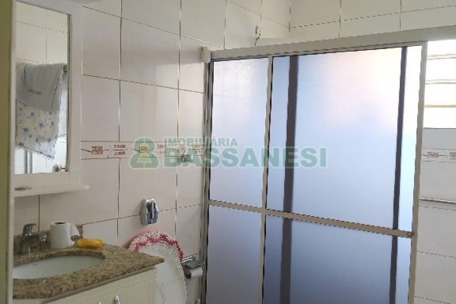 Casa Mobiliada com 130m², 3 dormitórios, 2 vagas, no bairro Panazzolo em Caxias do Sul para Comprar