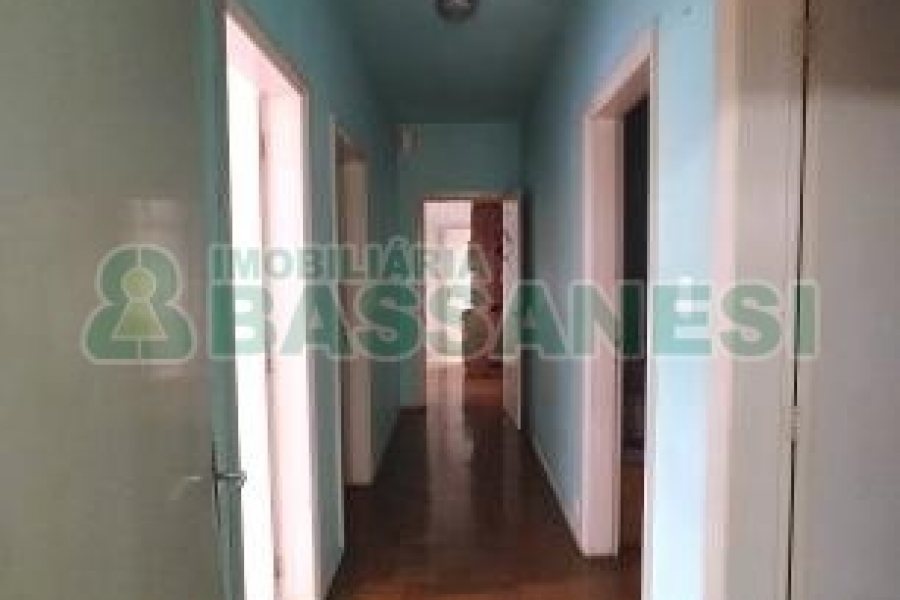 Casa Mobiliada com 130m², 3 dormitórios, 2 vagas, no bairro Panazzolo em Caxias do Sul para Comprar