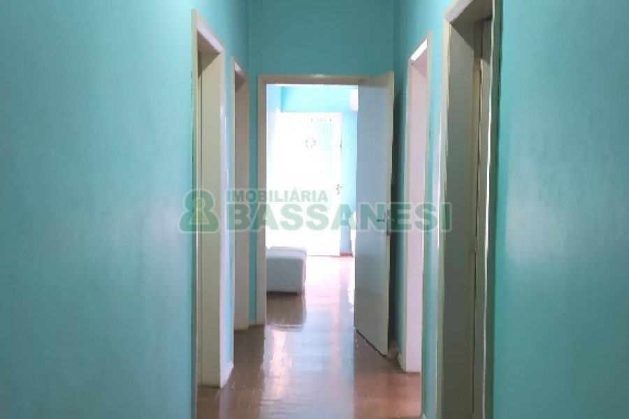 Casa Mobiliada com 130m², 3 dormitórios, 2 vagas, no bairro Panazzolo em Caxias do Sul para Comprar