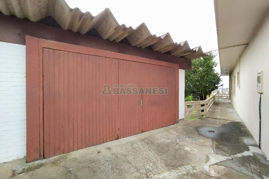 Casa Mobiliada com 130m², 3 dormitórios, 2 vagas, no bairro Panazzolo em Caxias do Sul para Comprar