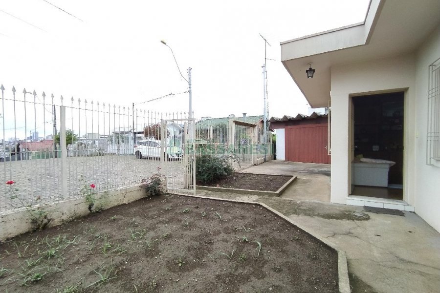 Casa Mobiliada com 130m², 3 dormitórios, 2 vagas, no bairro Panazzolo em Caxias do Sul para Comprar