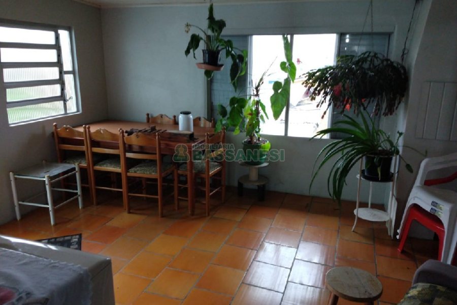 Casa com 80m², 5 dormitórios, 2 vagas, no bairro Universitário em Caxias do Sul para Comprar