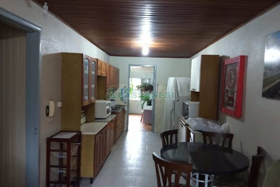 Casa com 80m², 5 dormitórios, 2 vagas, no bairro Universitário em Caxias do Sul para Comprar