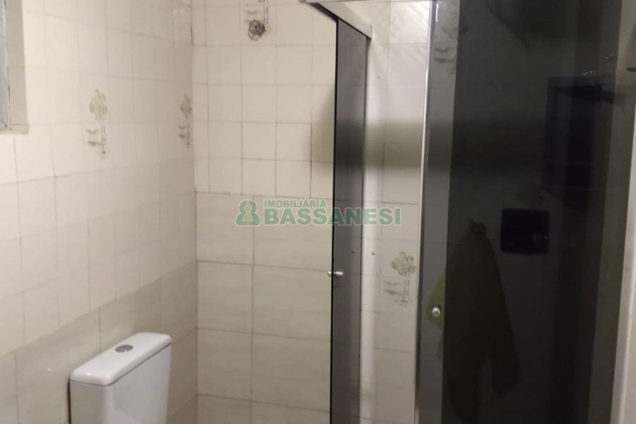 Casa com 80m², 5 dormitórios, 2 vagas, no bairro Universitário em Caxias do Sul para Comprar