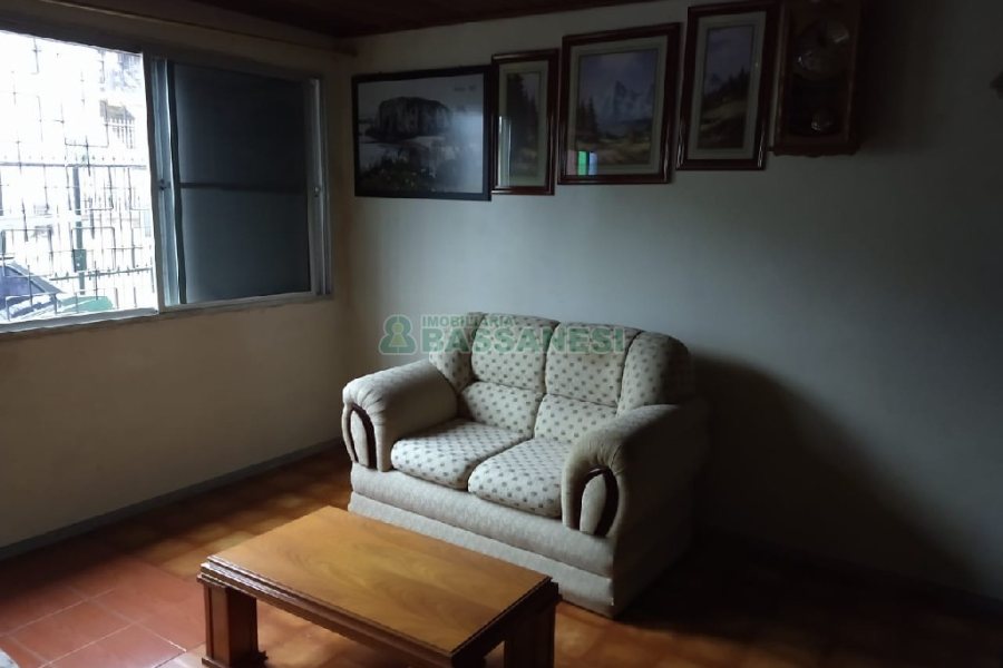 Casa com 80m², 5 dormitórios, 2 vagas, no bairro Universitário em Caxias do Sul para Comprar