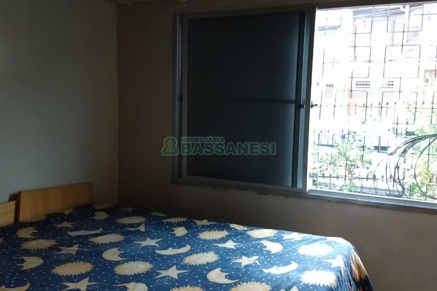 Casa com 80m², 5 dormitórios, 2 vagas, no bairro Universitário em Caxias do Sul para Comprar