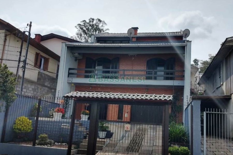 Casa com 239m², 3 dormitórios, 2 vagas, no bairro Rio Branco em Caxias do Sul para Comprar