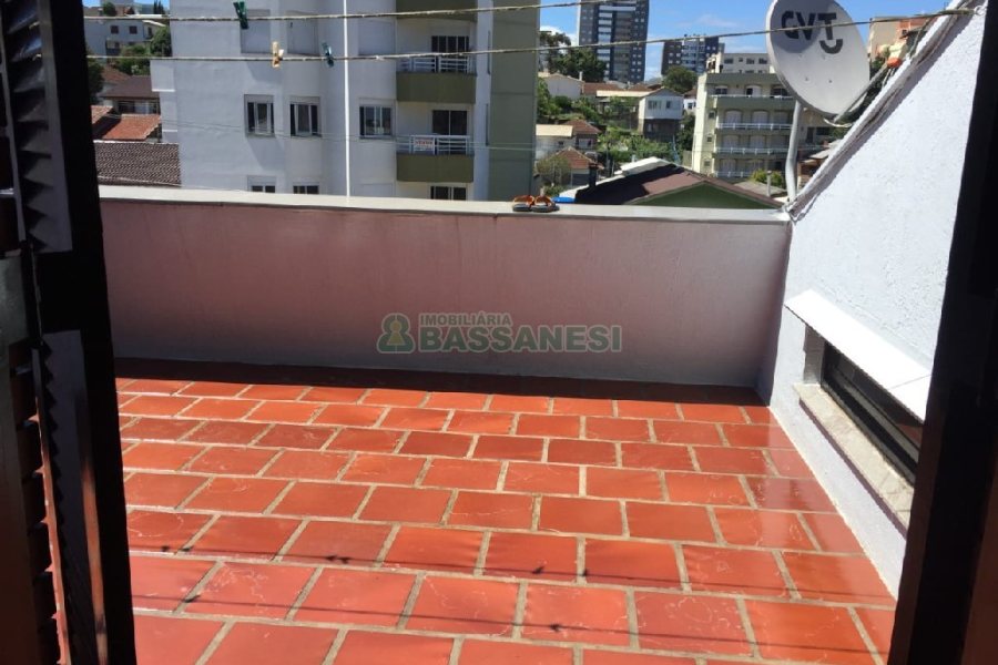 Casa com 239m², 3 dormitórios, 2 vagas, no bairro Rio Branco em Caxias do Sul para Comprar