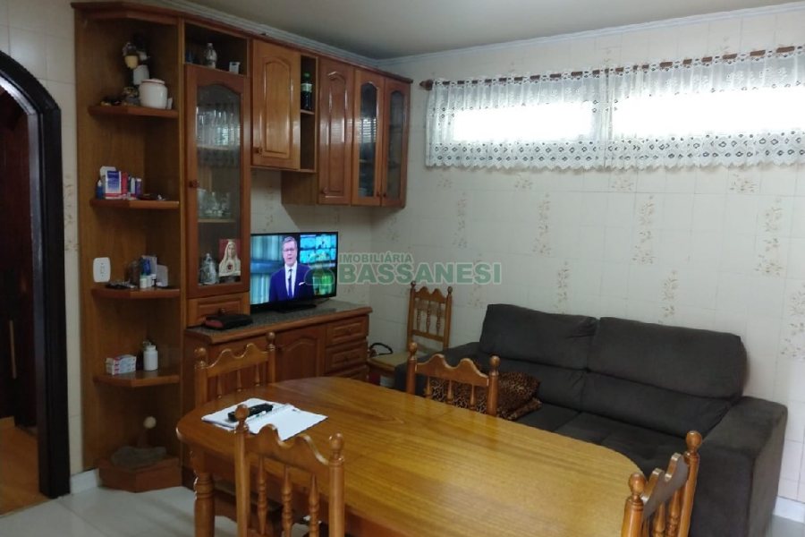 Casa com 239m², 3 dormitórios, 2 vagas, no bairro Rio Branco em Caxias do Sul para Comprar