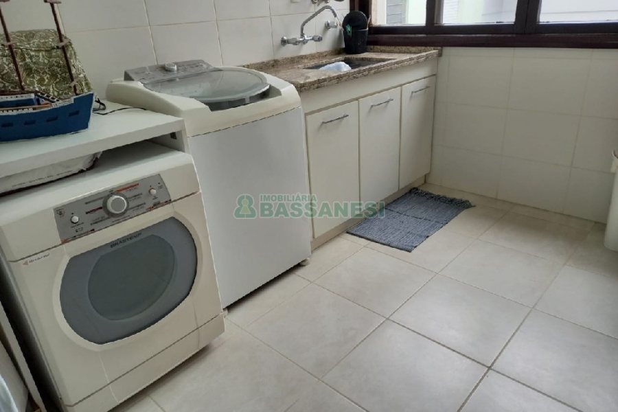 Casa com 239m², 3 dormitórios, 2 vagas, no bairro Rio Branco em Caxias do Sul para Comprar