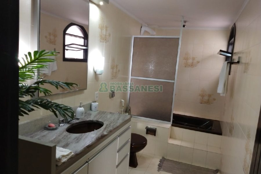 Casa com 239m², 3 dormitórios, 2 vagas, no bairro Rio Branco em Caxias do Sul para Comprar