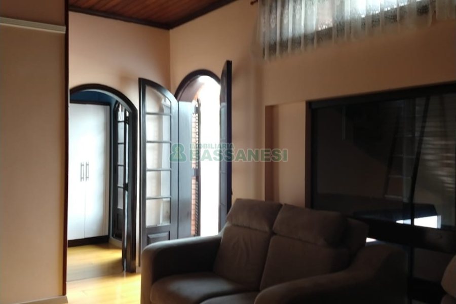 Casa com 239m², 3 dormitórios, 2 vagas, no bairro Rio Branco em Caxias do Sul para Comprar