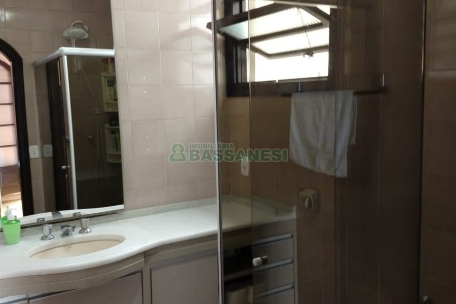 Casa com 239m², 3 dormitórios, 2 vagas, no bairro Rio Branco em Caxias do Sul para Comprar