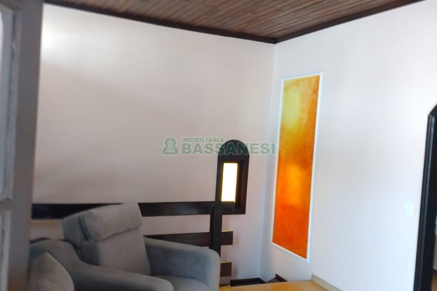 Casa com 239m², 3 dormitórios, 2 vagas, no bairro Rio Branco em Caxias do Sul para Comprar