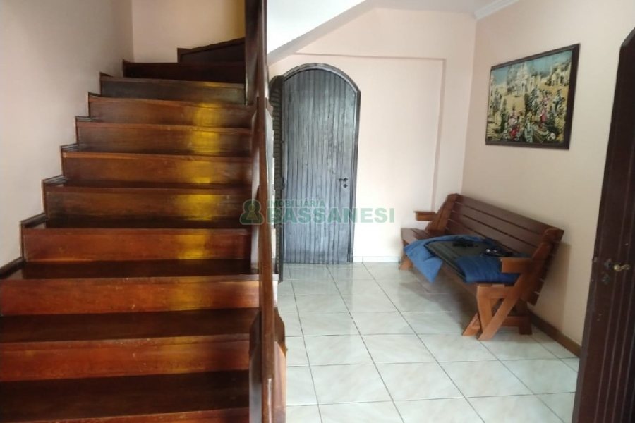 Casa com 239m², 3 dormitórios, 2 vagas, no bairro Rio Branco em Caxias do Sul para Comprar