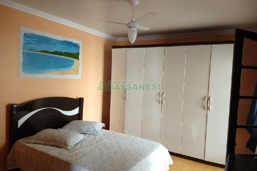 Casa com 239m², 3 dormitórios, 2 vagas, no bairro Rio Branco em Caxias do Sul para Comprar