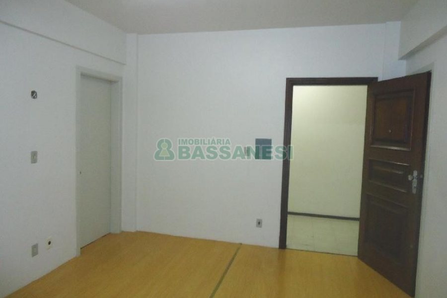 Sala com 21m², no bairro Centro em Caxias do Sul para Alugar