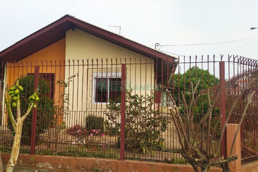 Casa com 60m², 5 dormitórios, 1 vaga, no bairro Santa Lúcia em Caxias do Sul para Comprar