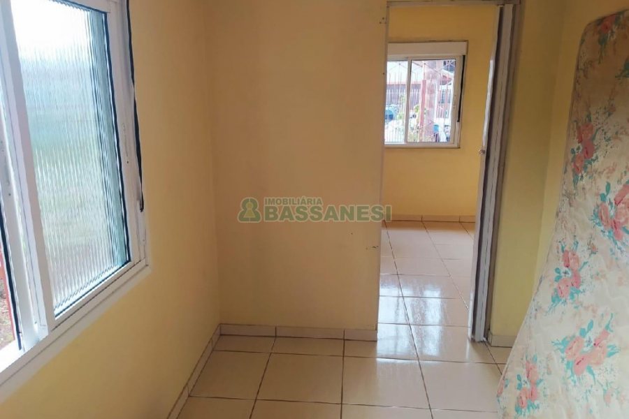 Casa com 60m², 5 dormitórios, 1 vaga, no bairro Santa Lúcia em Caxias do Sul para Comprar