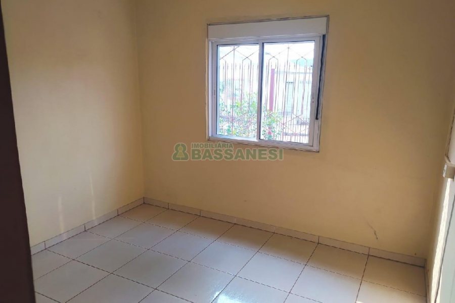 Casa com 60m², 5 dormitórios, 1 vaga, no bairro Santa Lúcia em Caxias do Sul para Comprar