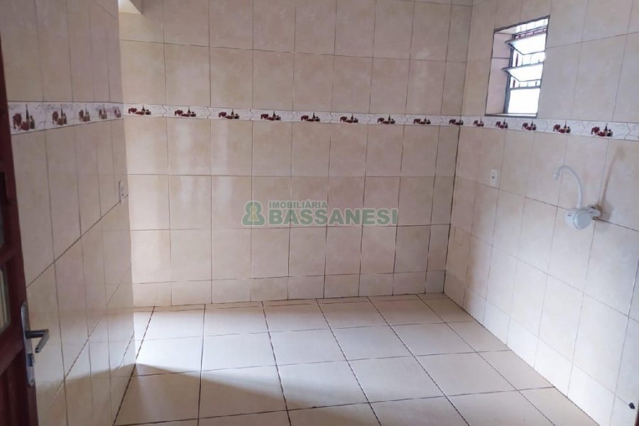 Casa com 60m², 5 dormitórios, 1 vaga, no bairro Santa Lúcia em Caxias do Sul para Comprar
