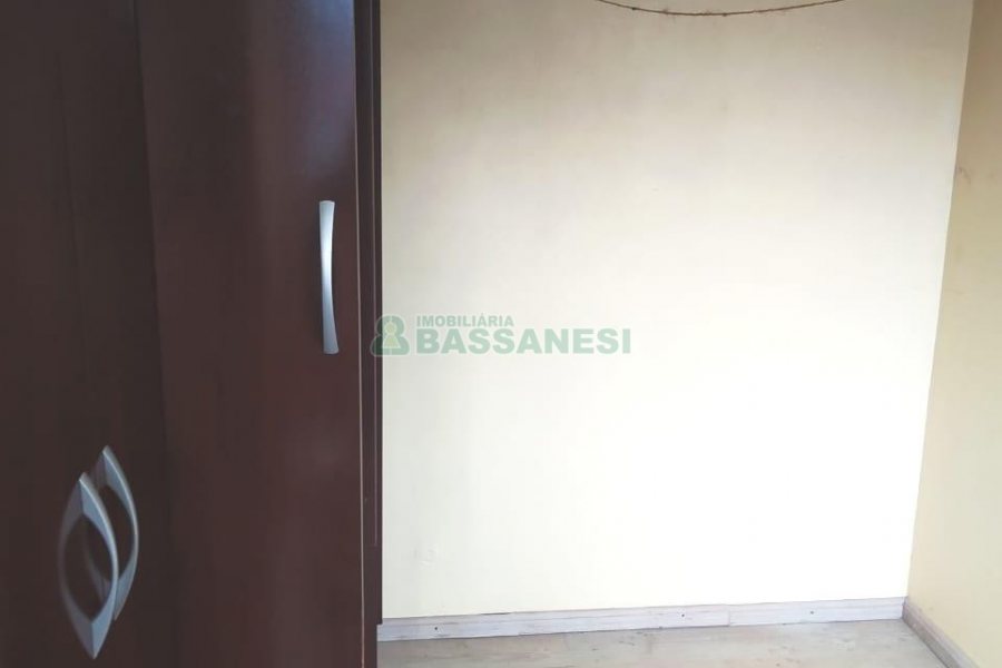 Casa com 60m², 5 dormitórios, 1 vaga, no bairro Santa Lúcia em Caxias do Sul para Comprar