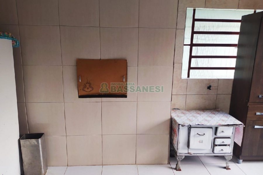 Casa com 60m², 5 dormitórios, 1 vaga, no bairro Santa Lúcia em Caxias do Sul para Comprar