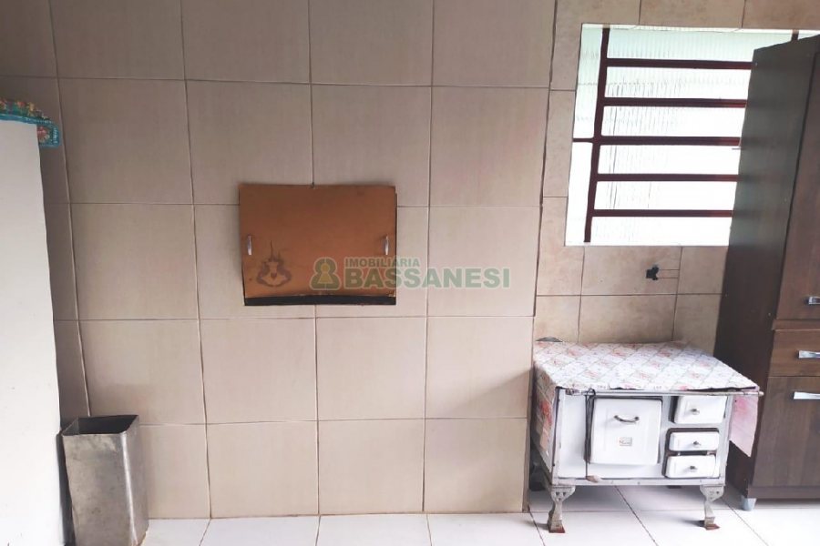 Casa com 60m², 5 dormitórios, 1 vaga, no bairro Santa Lúcia em Caxias do Sul para Comprar