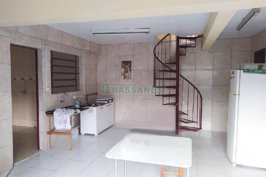 Casa com 60m², 5 dormitórios, 1 vaga, no bairro Santa Lúcia em Caxias do Sul para Comprar