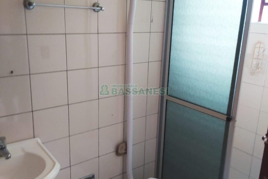 Casa com 60m², 5 dormitórios, 1 vaga, no bairro Santa Lúcia em Caxias do Sul para Comprar