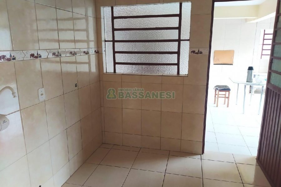 Casa com 60m², 5 dormitórios, 1 vaga, no bairro Santa Lúcia em Caxias do Sul para Comprar