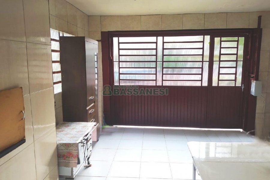 Casa com 60m², 5 dormitórios, 1 vaga, no bairro Santa Lúcia em Caxias do Sul para Comprar