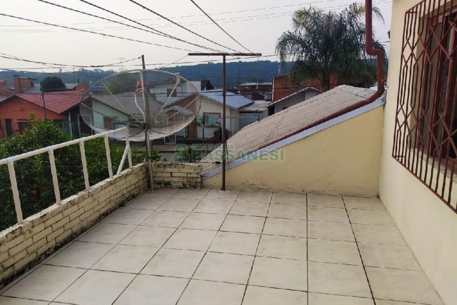 Casa com 60m², 5 dormitórios, 1 vaga, no bairro Santa Lúcia em Caxias do Sul para Comprar