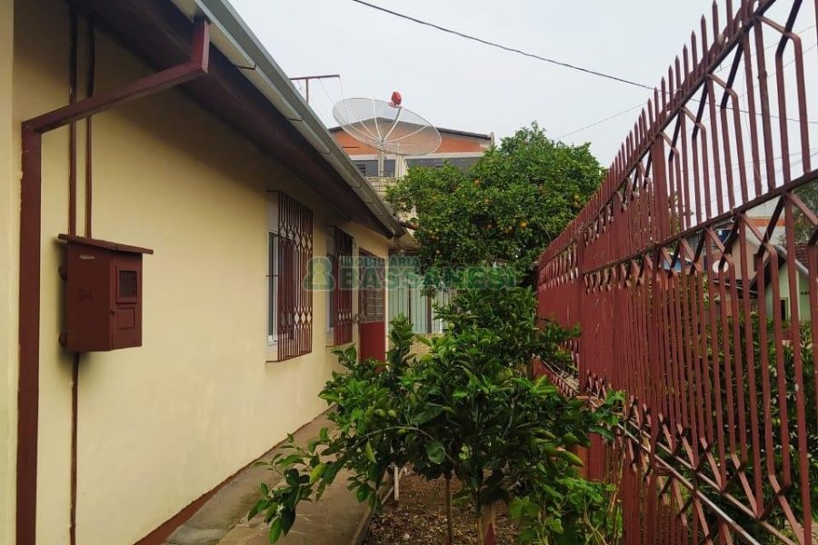 Casa com 60m², 5 dormitórios, 1 vaga, no bairro Santa Lúcia em Caxias do Sul para Comprar
