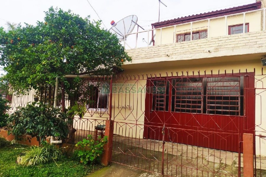 Casa com 60m², 5 dormitórios, 1 vaga, no bairro Santa Lúcia em Caxias do Sul para Comprar