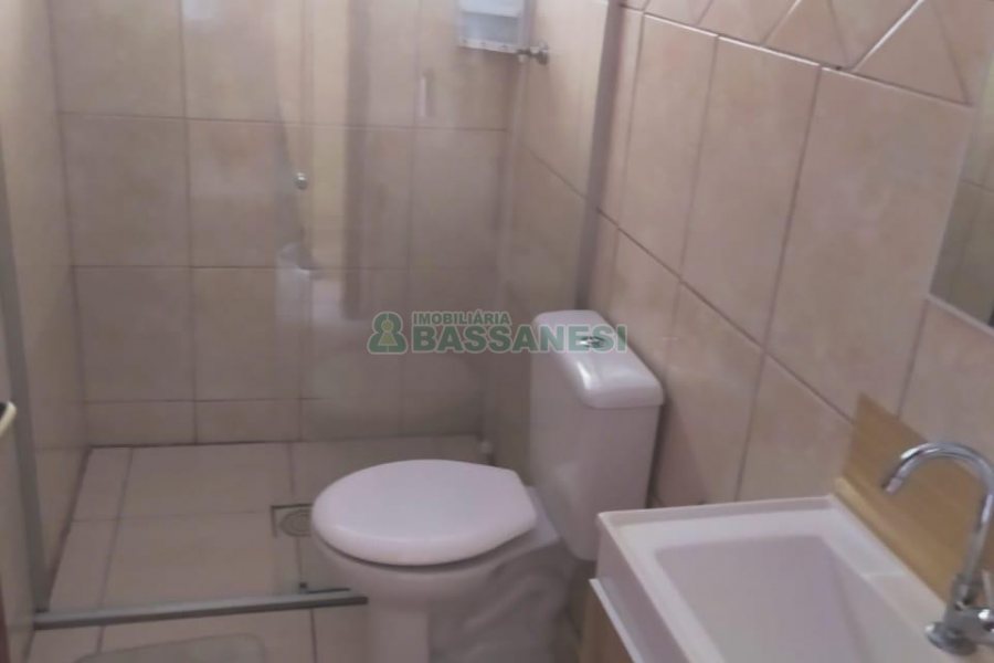 Casa com 60m², 5 dormitórios, 1 vaga, no bairro Santa Lúcia em Caxias do Sul para Comprar