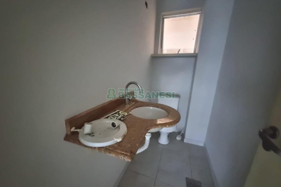 Sala com 75m², 1 vaga, no bairro Centro em Caxias do Sul para Alugar ou Comprar