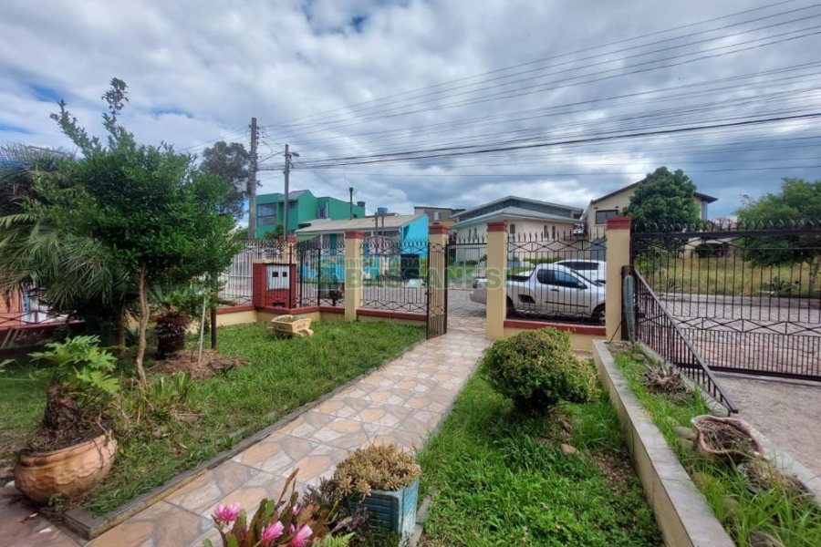Casa com 70m², 4 dormitórios, 3 vagas, no bairro Marechal Floriano em Caxias do Sul para Comprar