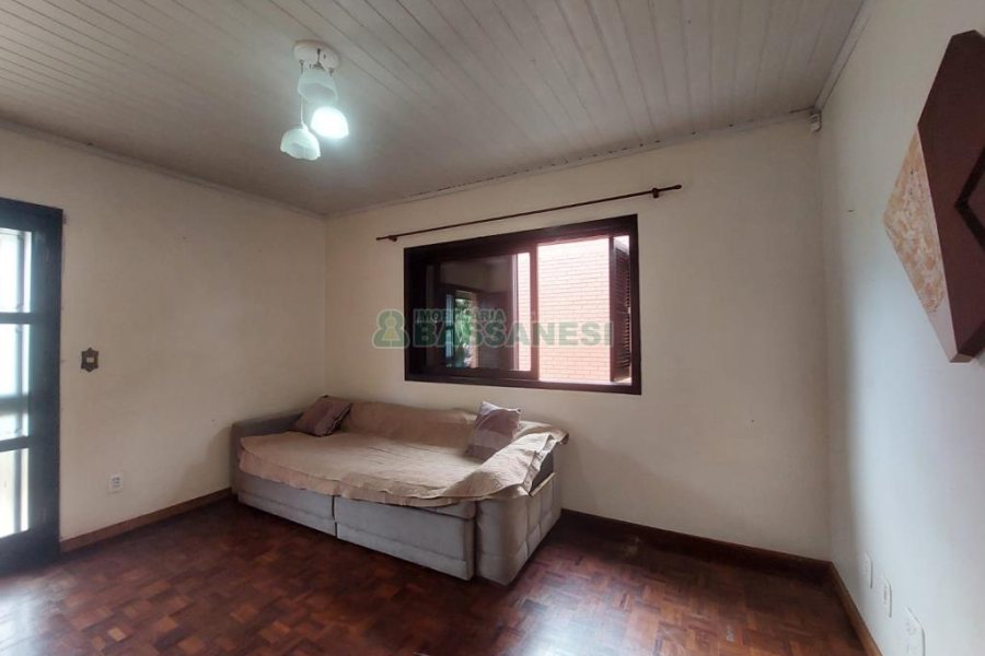 Casa com 70m², 4 dormitórios, 3 vagas, no bairro Marechal Floriano em Caxias do Sul para Comprar